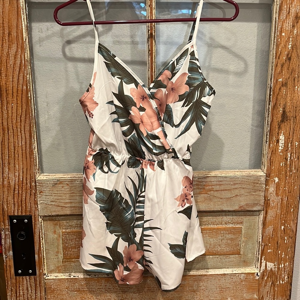 Shein Girls Hawaiian Floral Print Cami
Romper, Size Teen 12-13 Years